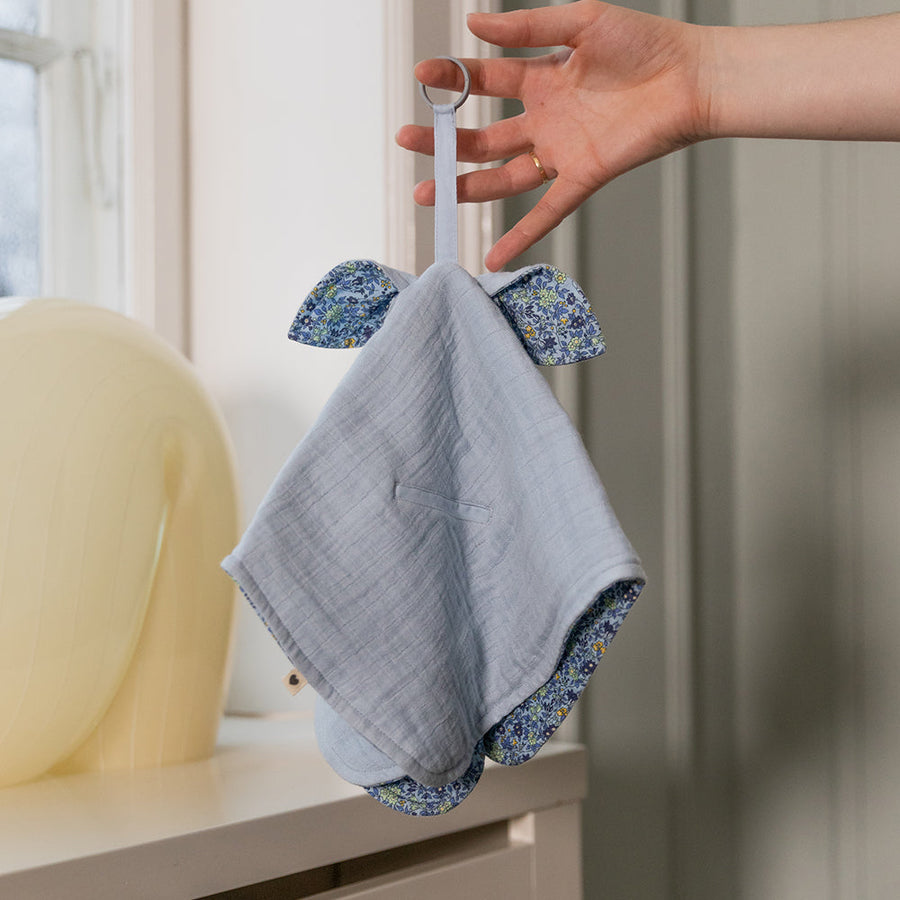 BIBS x LIBERTY Cuddle Cloth Kangaroo Chamomile Lawn - Baby Blue